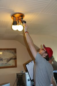 Energiesparlampen hat er bereits viele in seiner Wohnung installiert.